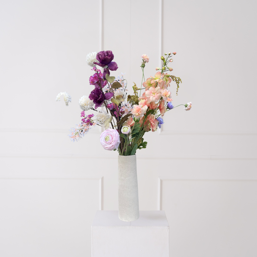 Zijden bloemen boeket schoon en stofvrij in modern interieur