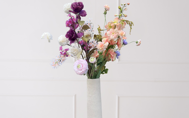 Zijden bloemen boeket schoon en stofvrij in modern interieur