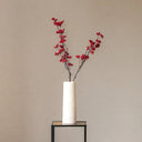 zijden bloemen rood. een mooie bessentak voor decoratie