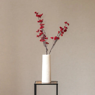 zijden bloemen rood. een mooie bessentak voor decoratie